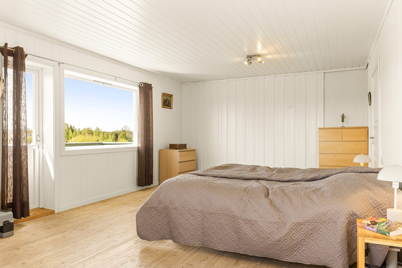 Romslig hovedsoverom i 2.etg med utgang til balkong. Galleribilde