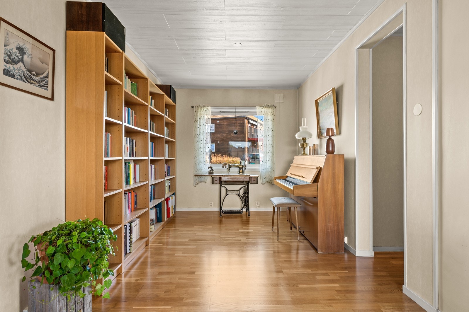 Et av rommene i første etasje er i dag innredet som bibliotek, og kan tilpasses ulike behov. (opprinnelig soverom) Galleribilde