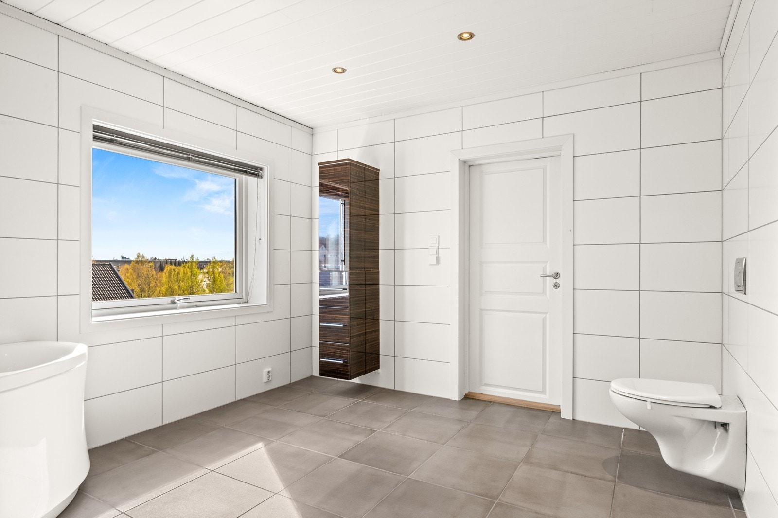 Badet er utstyrt med både badekar og dusjkabinett, samt elektriske varmekabler i gulvet. Galleribilde