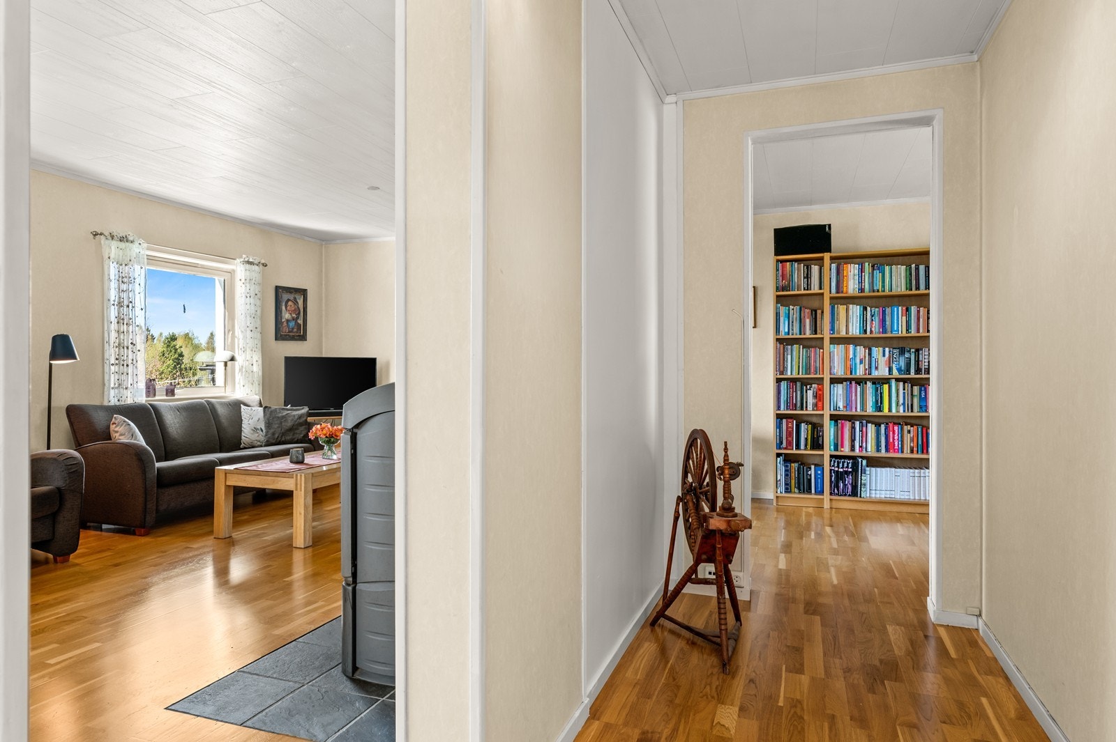 Det er få dører i 1. etg som gir en åpen og luftig planløsning Galleribilde