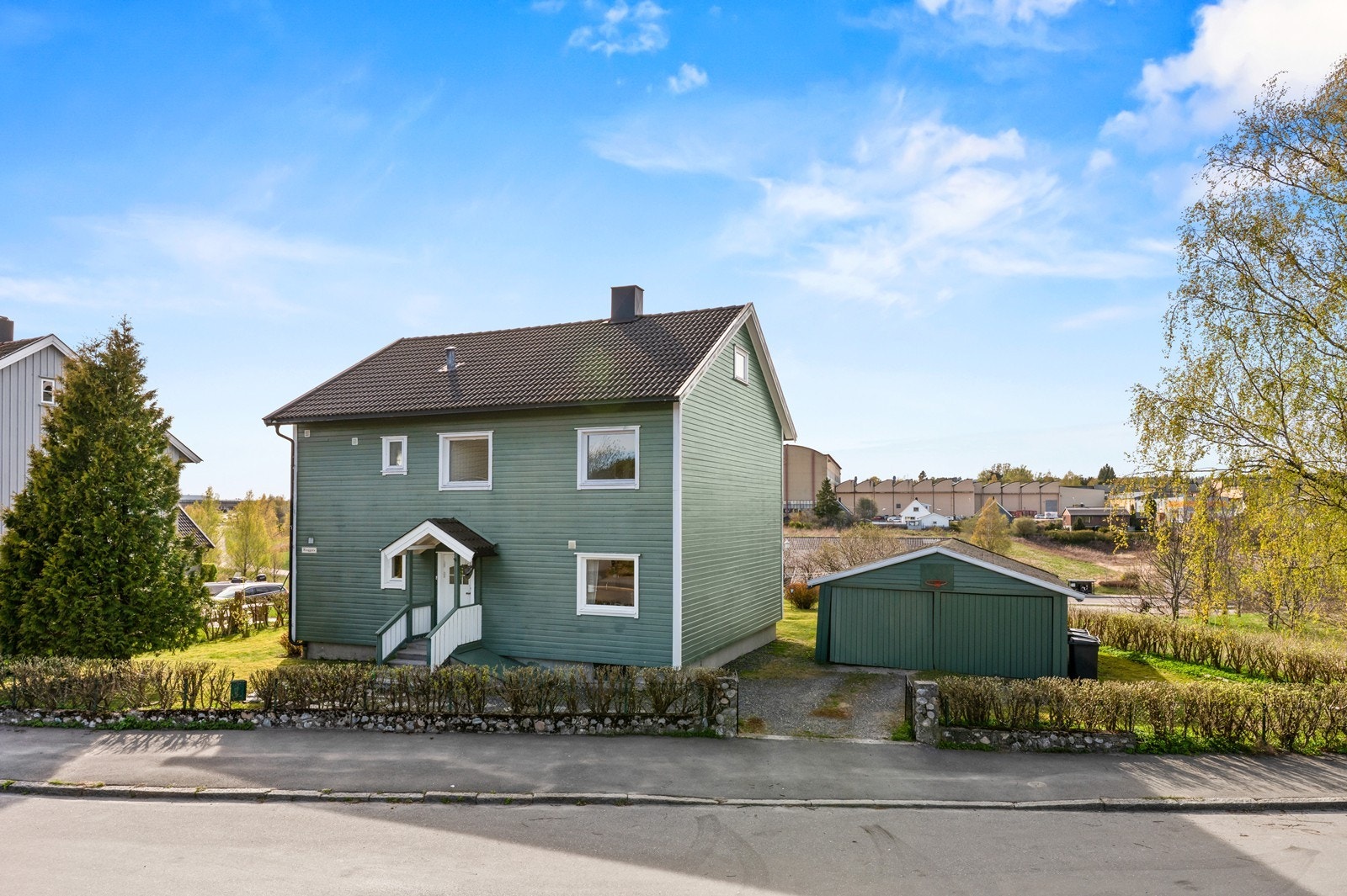 Enebolig fra 1950 med fasade og takstein oppgradert i 1998. Eiendommen inkluderer også en eldre garasje. Galleribilde