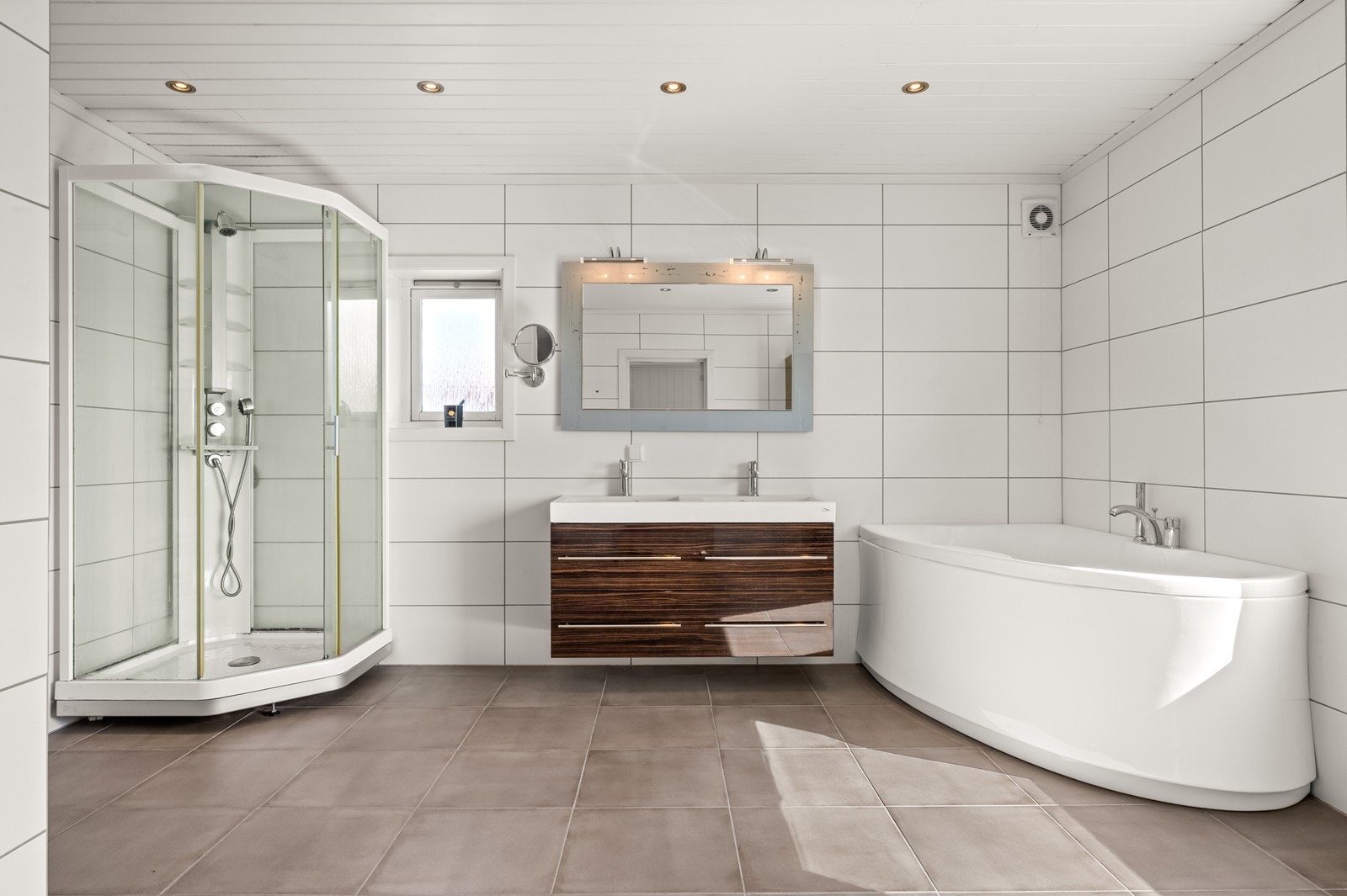 Badet i andre etasje ble oppgradert i 2010 med flislagte overflater og downlights i taket. Galleribilde