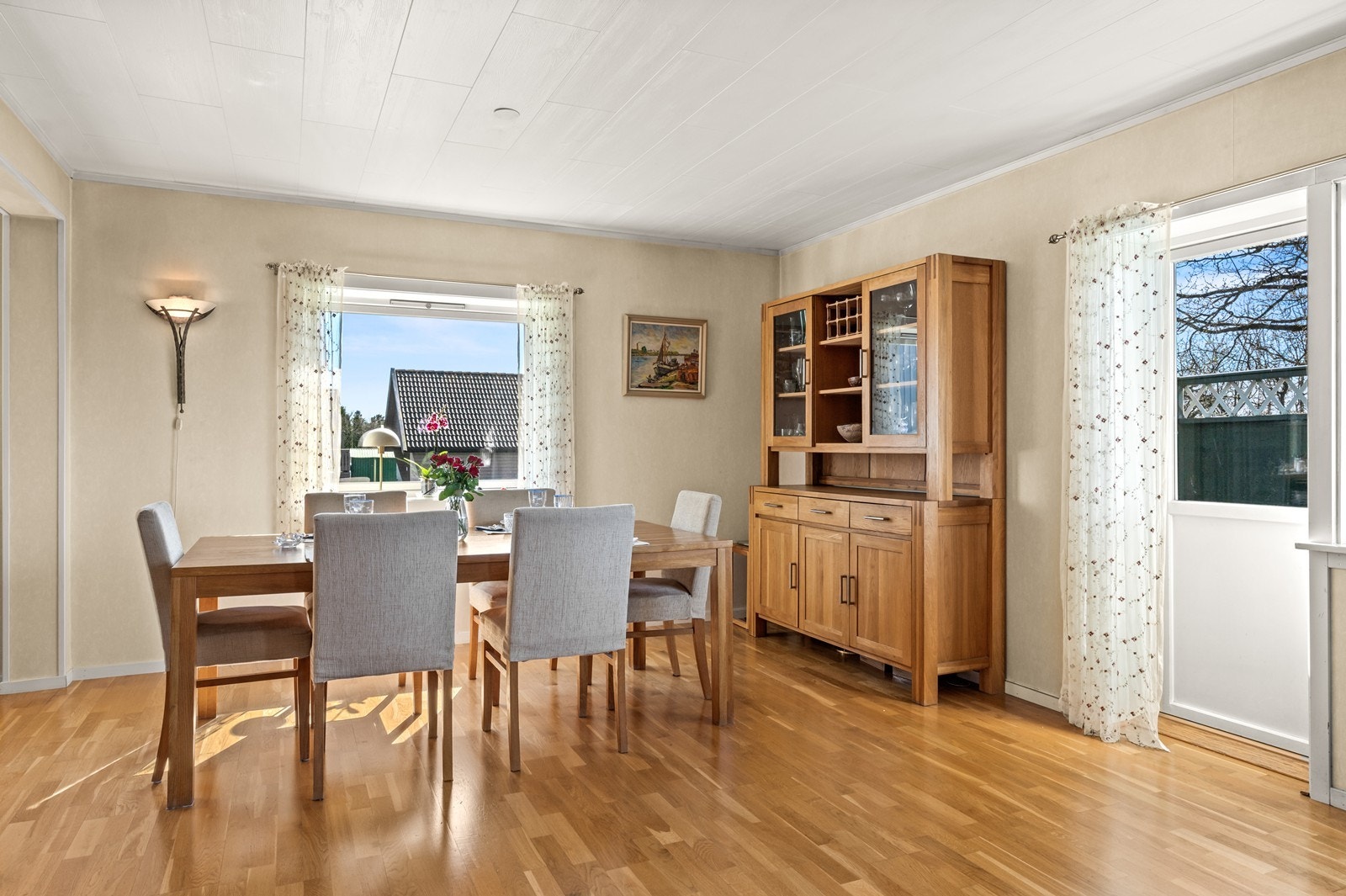 God plass til et stort spisebord for måltider med familie og venner. Galleribilde