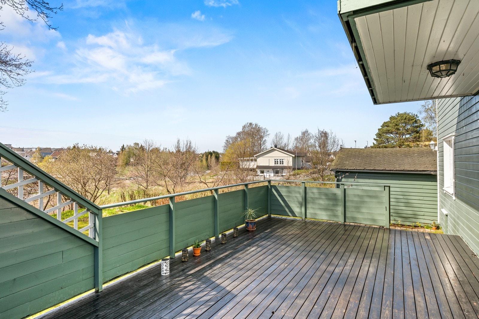 Stor terrasse på 28 m² med god plass til utemøbler og sosiale soner. Galleribilde