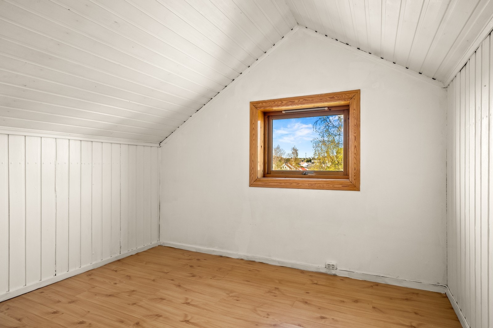 Rommene på loftet har panelkledde vegger og tak. Galleribilde