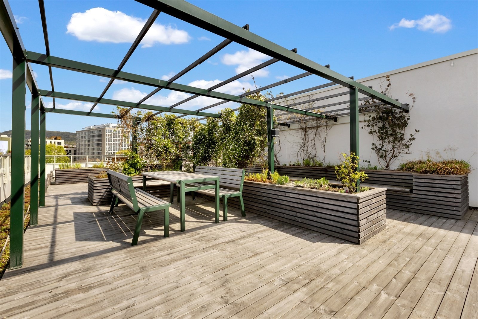 Her er det solsenger, flere sittegrupper, samt et langbord. Det er mulig å reserverer pergola-området til feiringer, middagsselskaper og lignende gjennom Vibbo sin løsning. Galleribilde