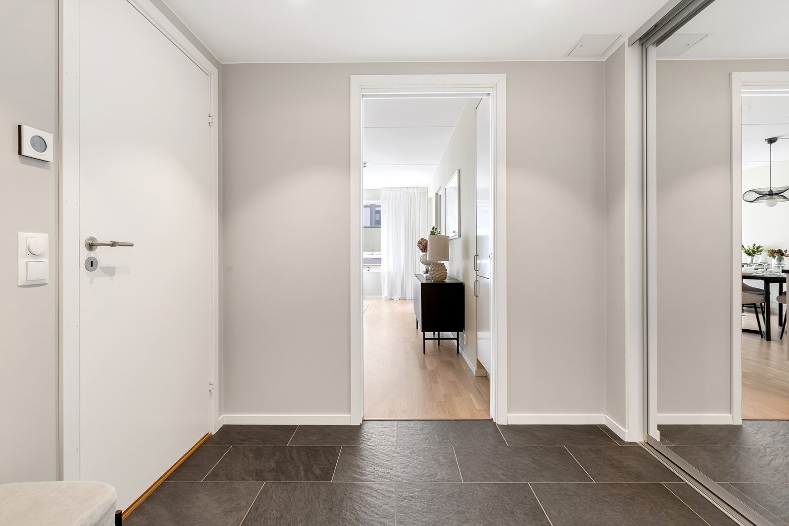 I gangen er det skyvedørsgarderobe og plass til knagger og skohylle for oppbevaring av yttertøy. Garderoben er 60 cm dyp, med ELFA innredning. Galleribilde