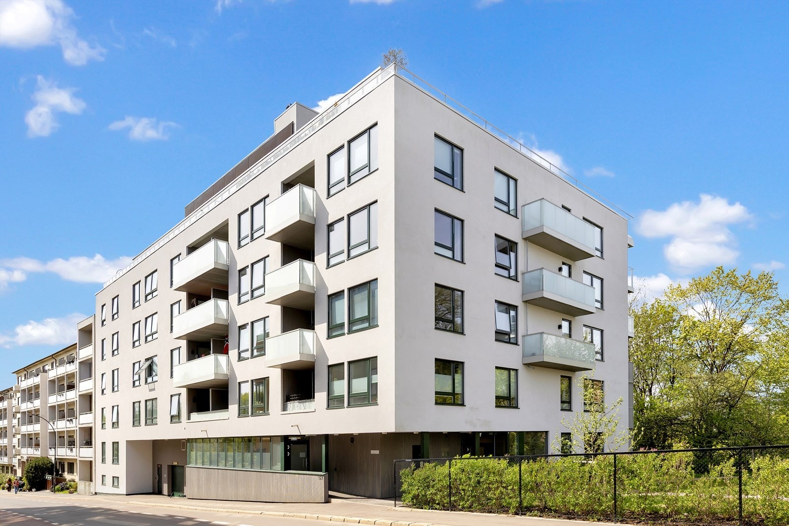 Fasade. Utenfor hoveddøren er det flotte grøntområder
og en hyggelig park mot verneverdige Blystadvillaen, som beboerne disponerer. Galleribilde