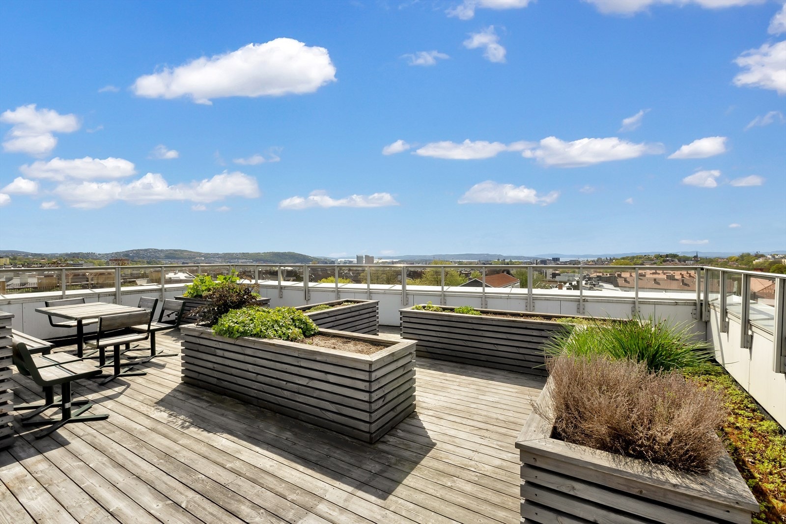 Felles takterrasse med sol hele dagen og storslått utsikt over byen. Galleribilde
