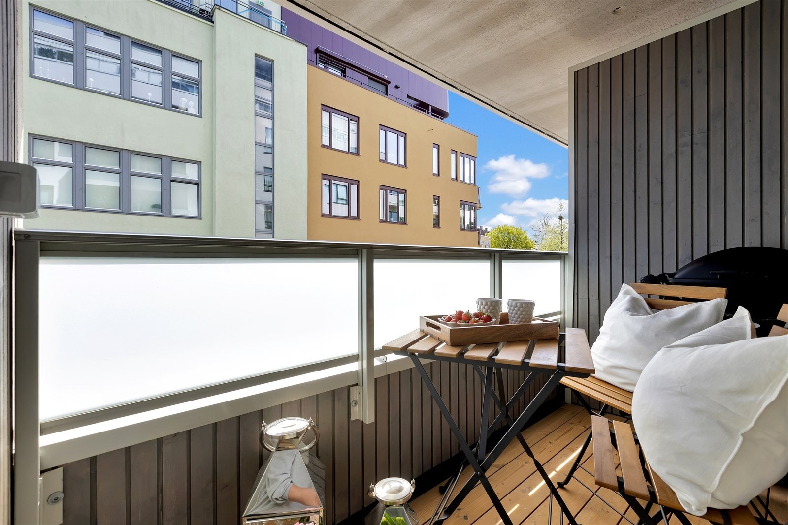 Her er det plass til sittegruppe, grill og beplantning. Galleribilde