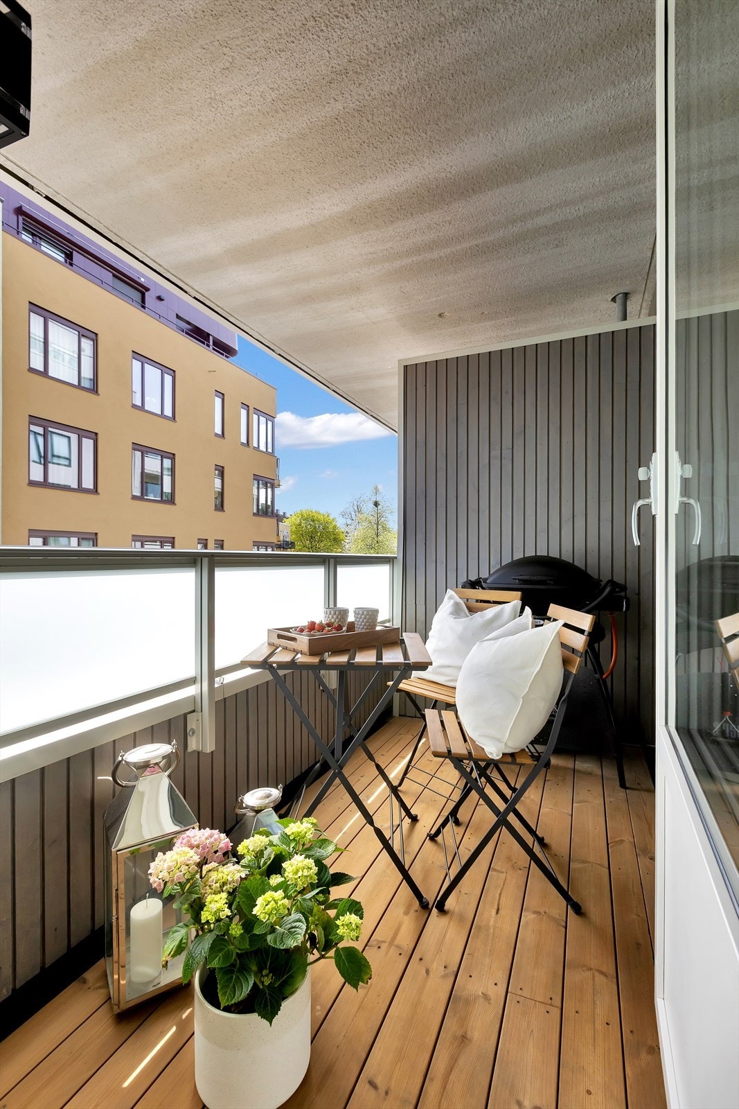 Fra stuen er det utgang til en balkong på ca. 3,98 kvm. Galleribilde