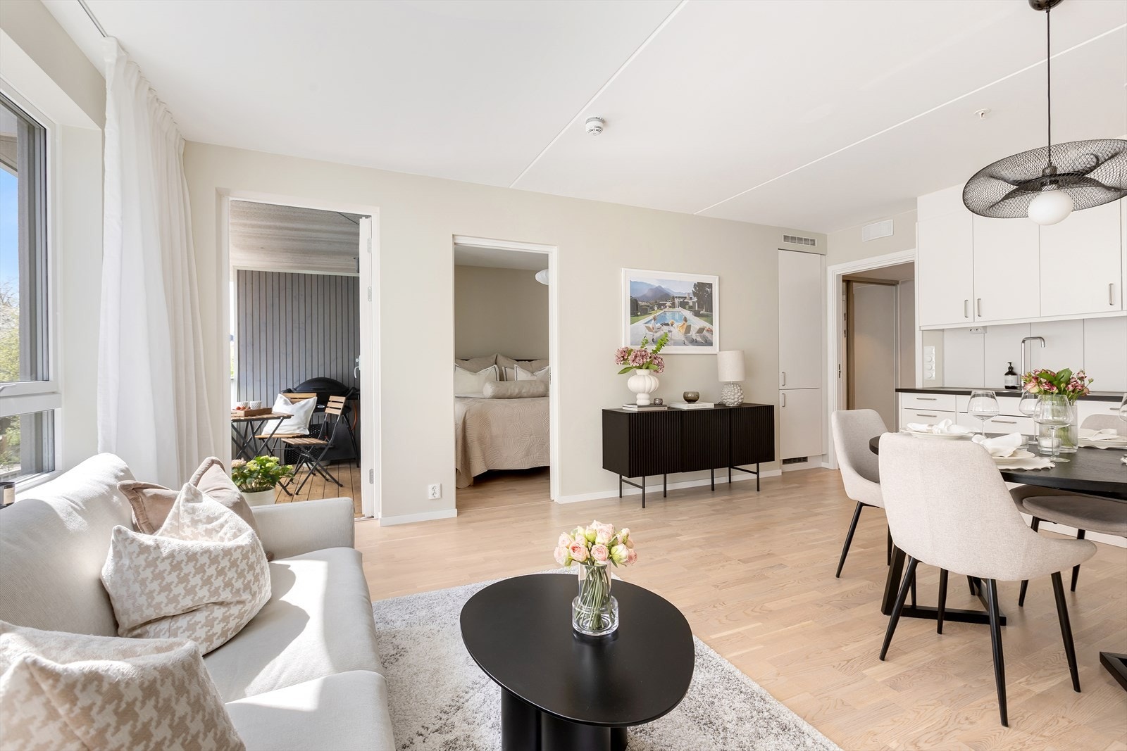 I stuen er det god plass til sofa med tilhørende stuemøblement og spisebord ved kjøkkenet. Galleribilde