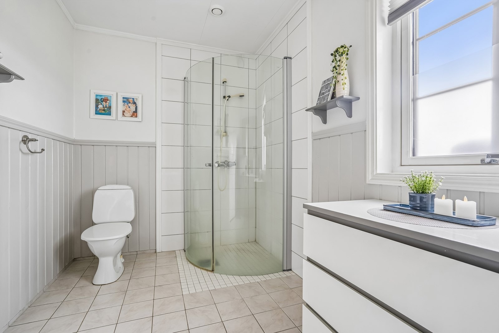 Badet i 1. etasje er på romslige 7 kvm. Galleribilde