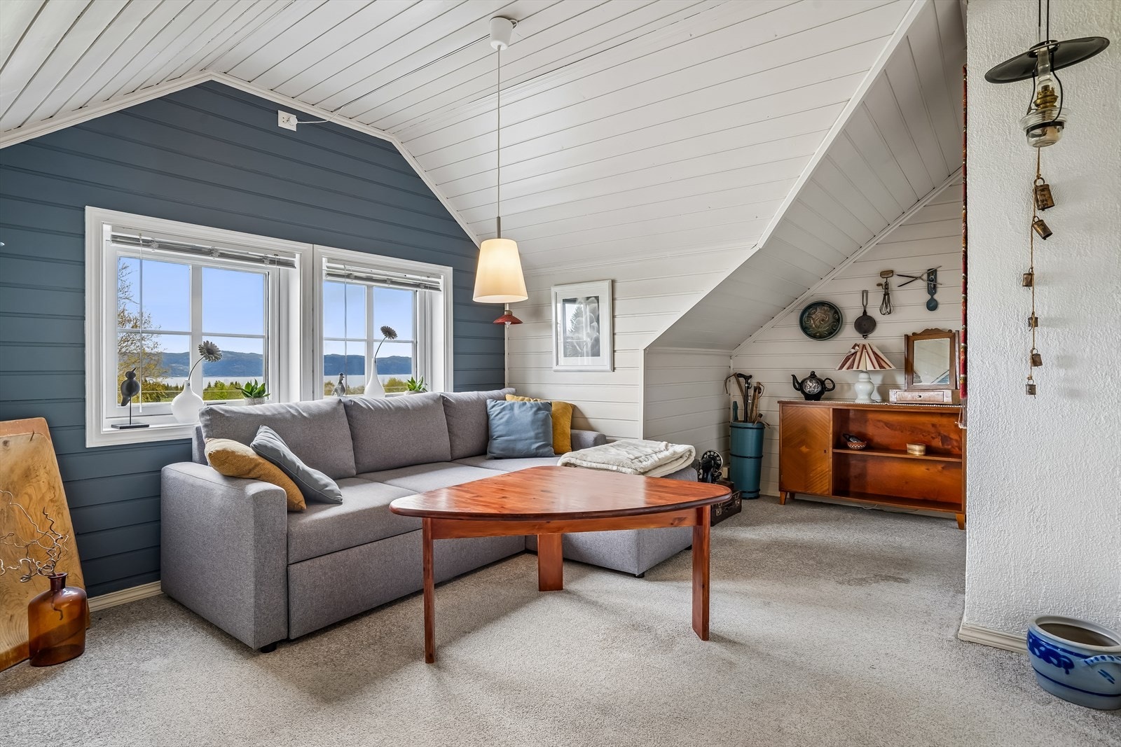 Videre opp i 2. etasje er det loftstue på 15 kvm. Galleribilde