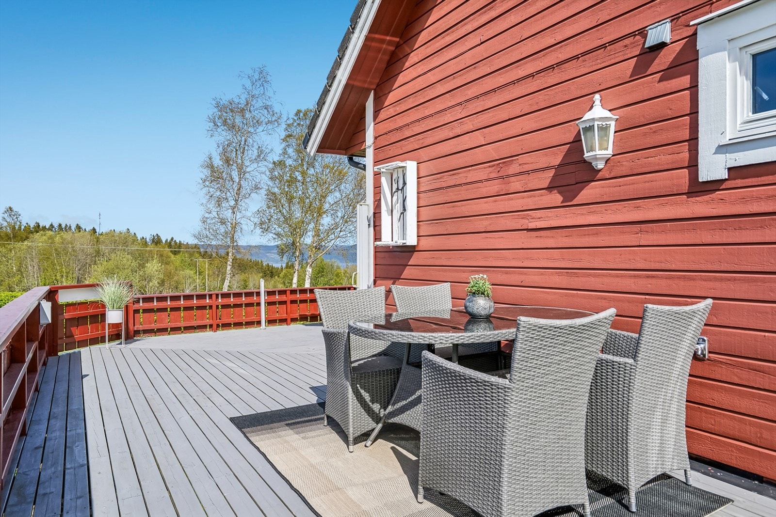 Det er uteplasser rundt hele huset, slik at du kan flytte deg etter solen gjennom dagen Galleribilde