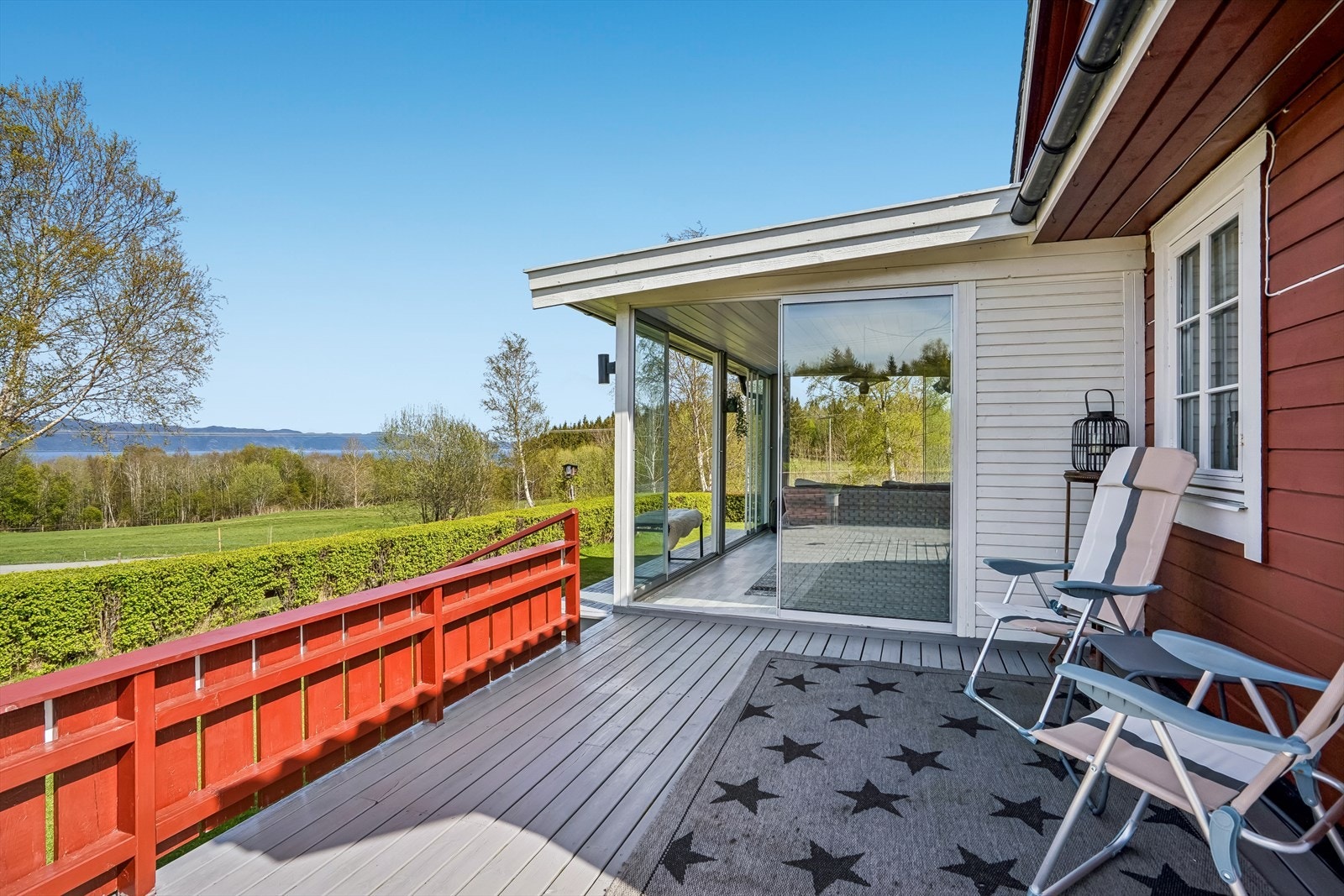 Selv med hagestuen er det også nok av åpne terrassearealer Galleribilde