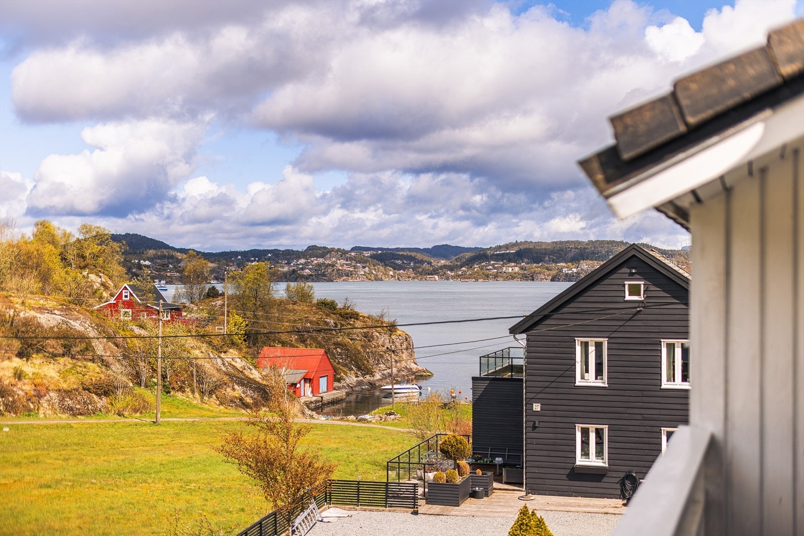 Fra eiendommen er det fin utsikt mot sjøen og nærområdet. Galleribilde