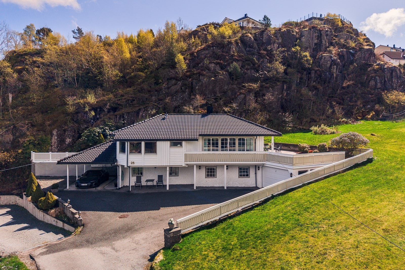 Eneboligen er oppført i 1979 og ligger i et skrånende terreng. Galleribilde