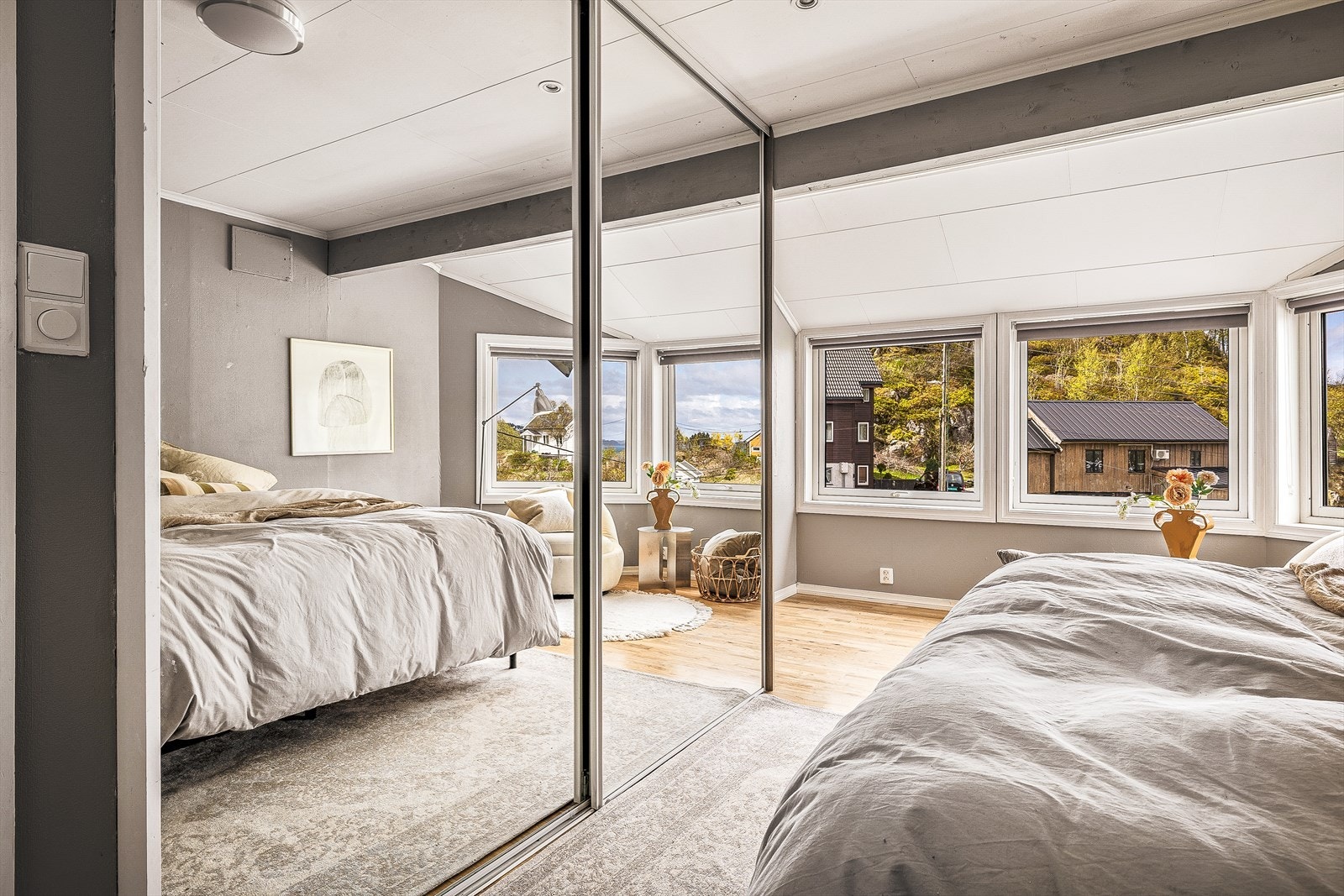 En stor skyvedørsgarderobe gir rikelig med oppbevaringsplass. Galleribilde