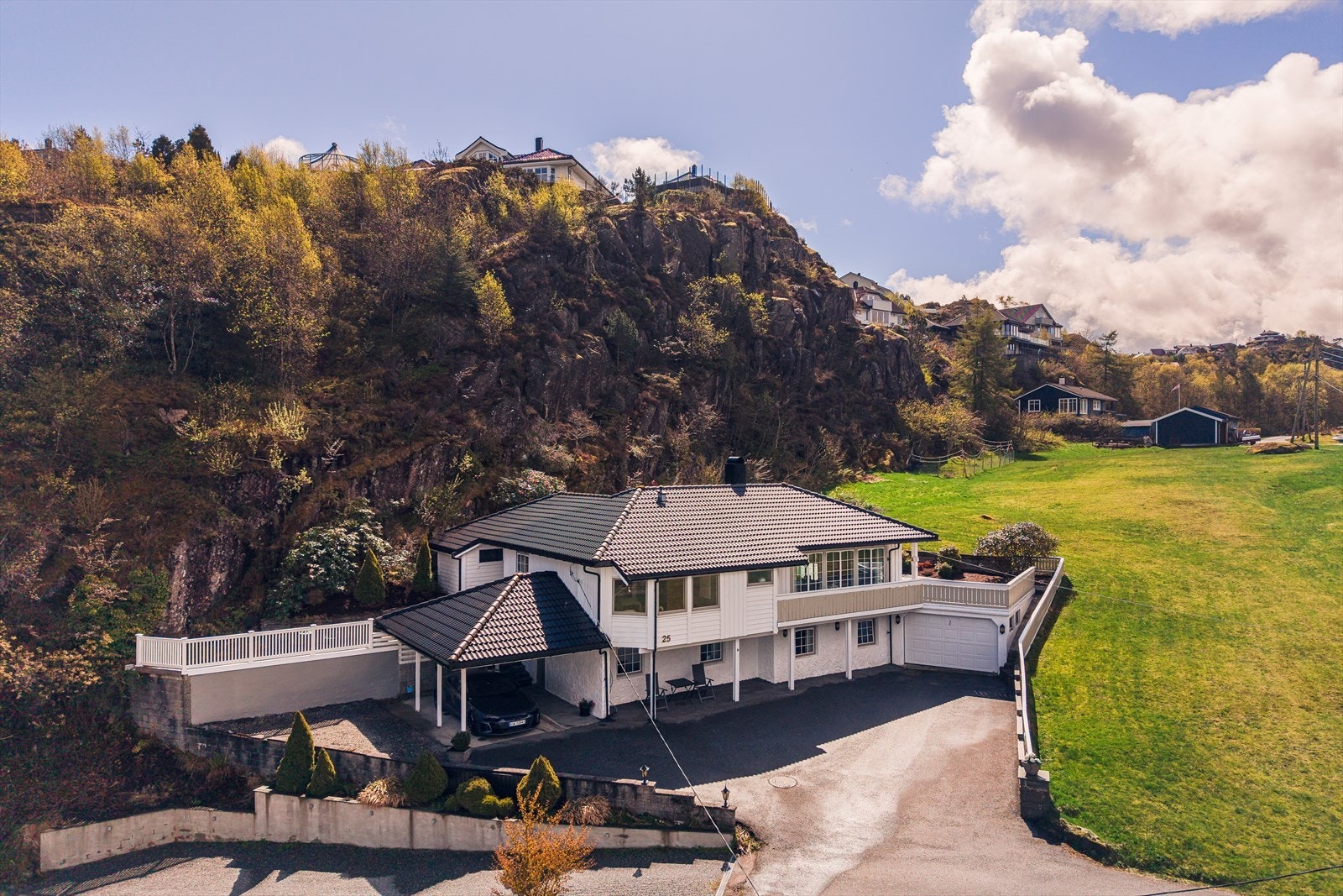 Drotningsvik Senter med Rema 1000 og apotek ligger kun en kort kjøretur unna. Galleribilde