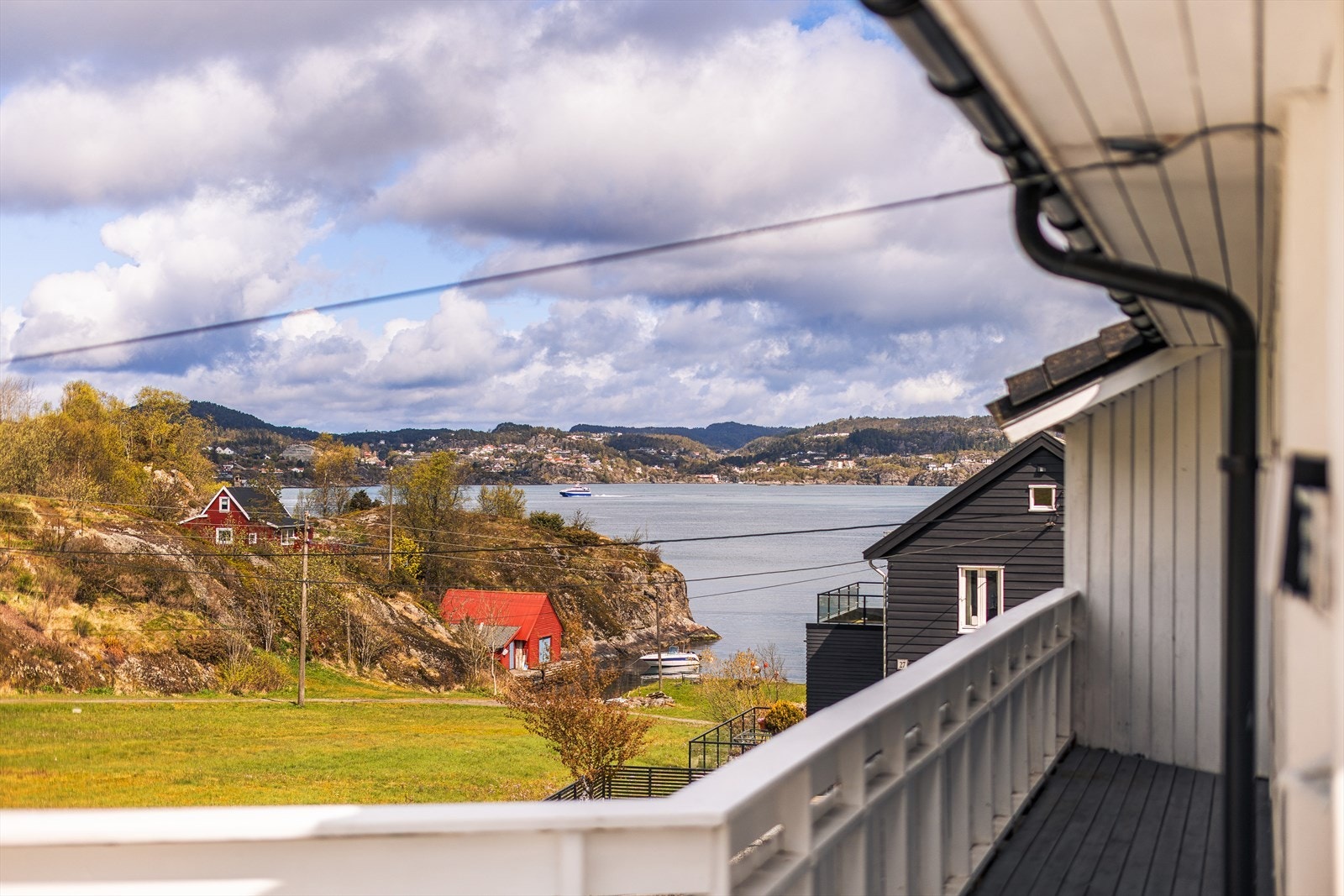 Nyt utsikten og nærheten til sjøen fra egen terrasse. Galleribilde