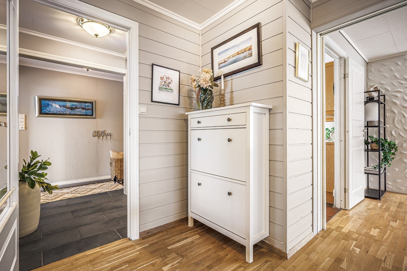 Fra gangen er det adkomst videre til boligens øvrige rom i hovedetasjen. Galleribilde
