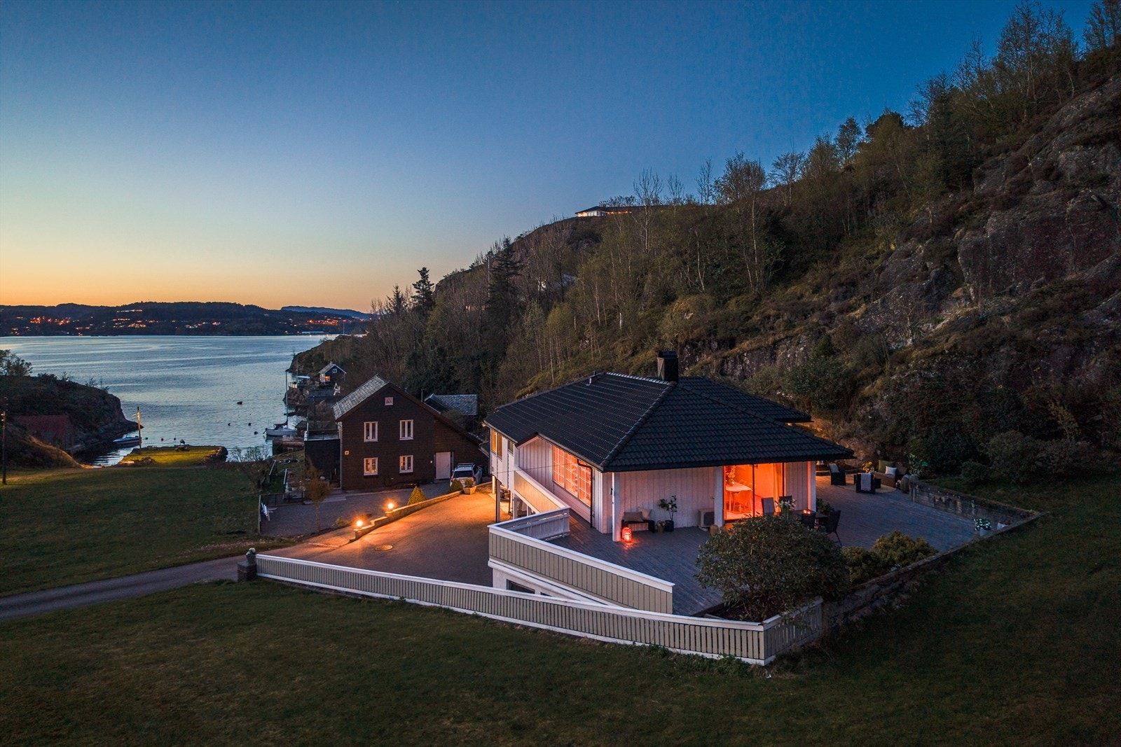 Eneboligen ligger i et rolig og etablert boligområde i Bergen vest. Galleribilde