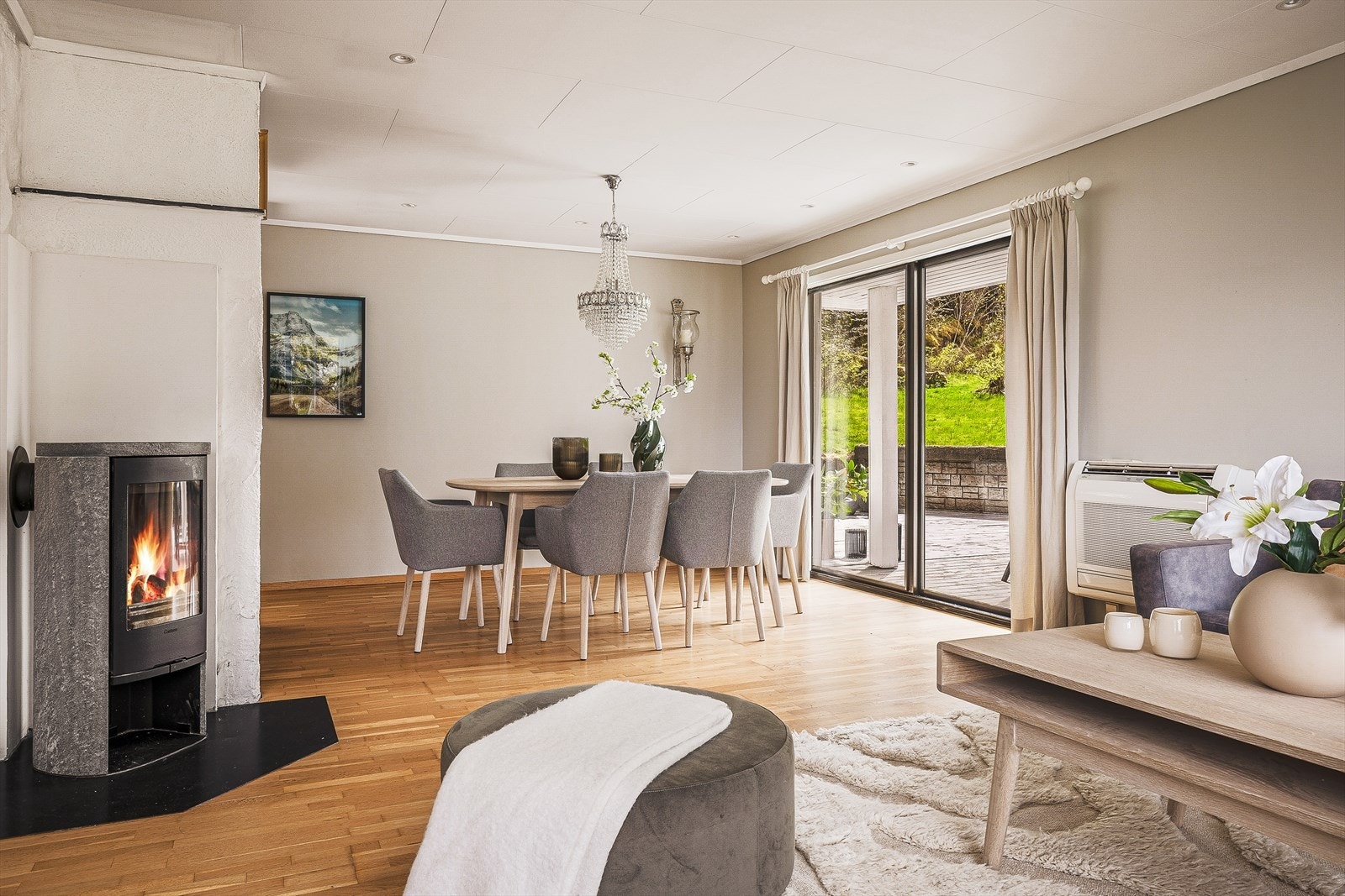 Fra spisestuen ser man rett ut på terrassen og hagen. Galleribilde