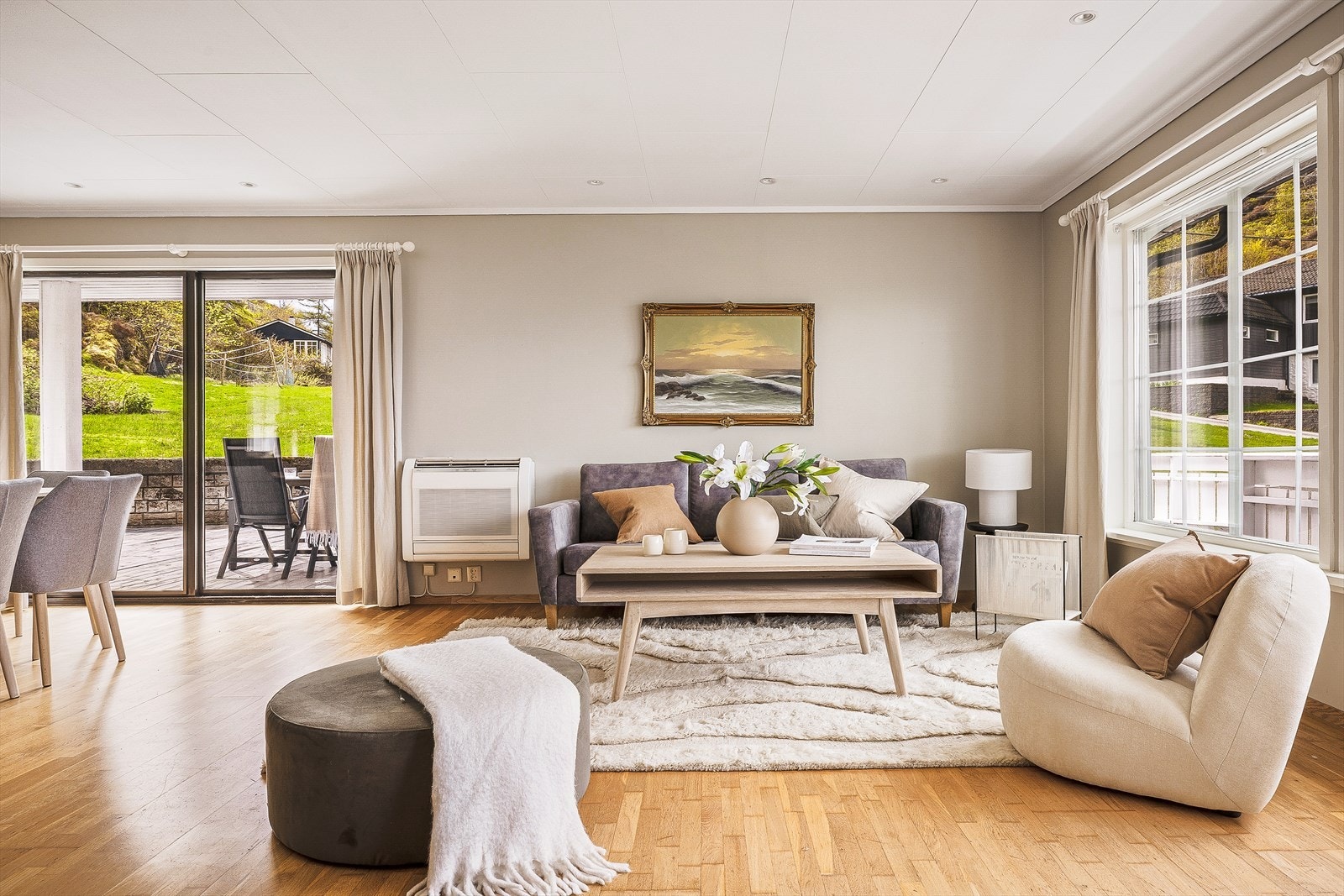 Skyvedøren åpner opp mot terrassen og utvider stuen på varme dager. Galleribilde