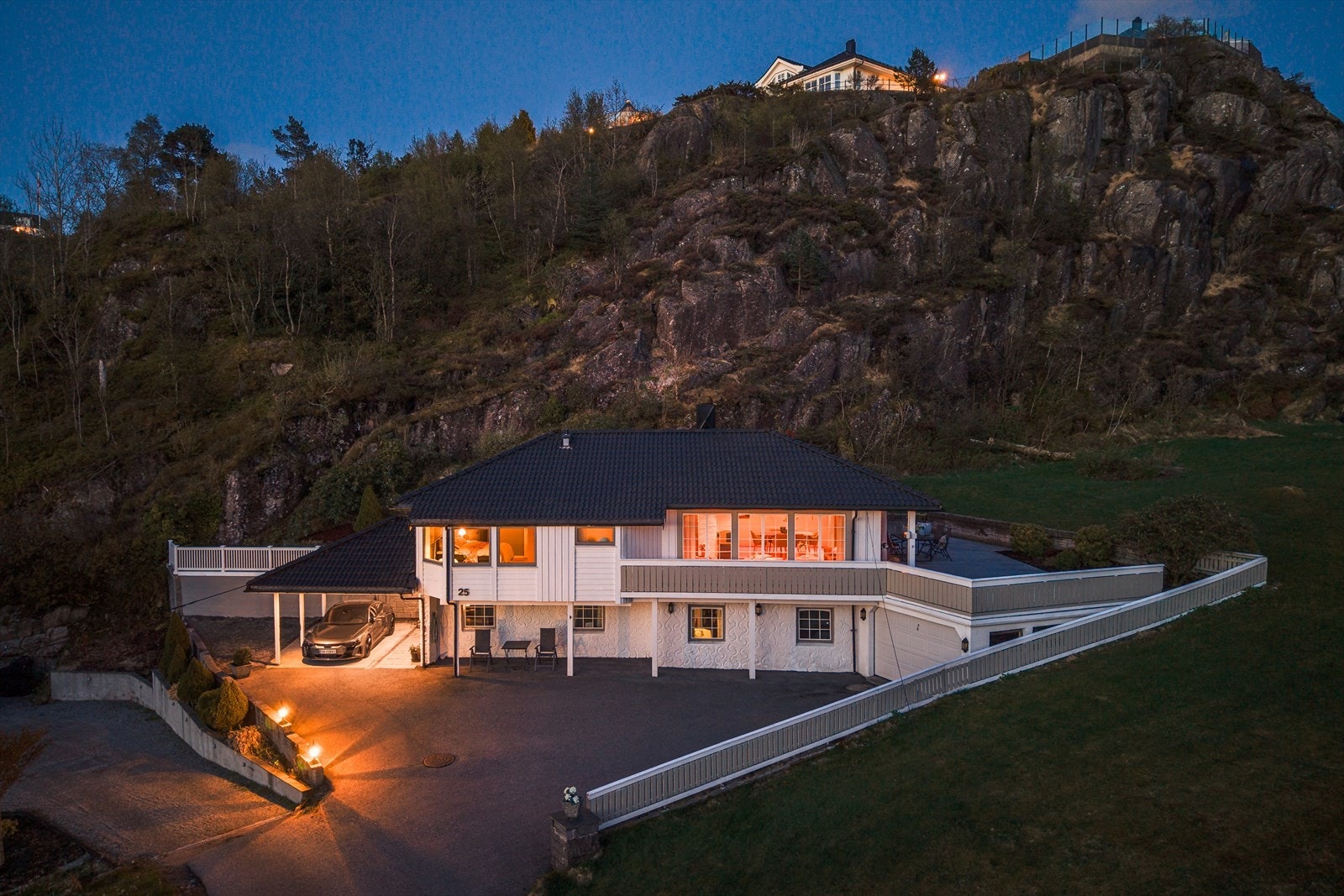 Eiendommen har en dobbel garasje og carport med elbillader. Galleribilde