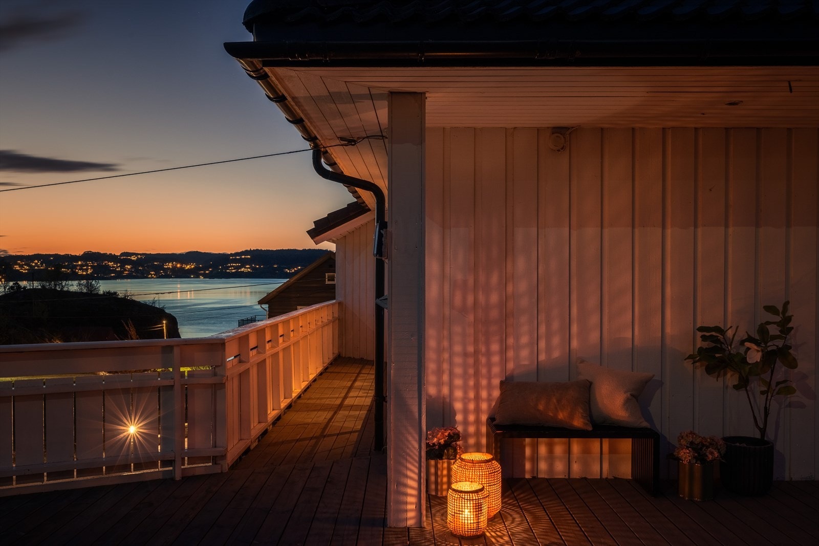 Terrassen har også tilkomst fra området ved hovedinngangen, noe som gir enkel adkomst til uteplassen. Galleribilde