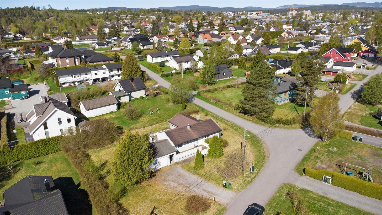 Dagligvarebutikker som Kiwi og Coop Extra, samt AMFI Eidsvoll, ligger en kort kjøretur unna. Galleribilde