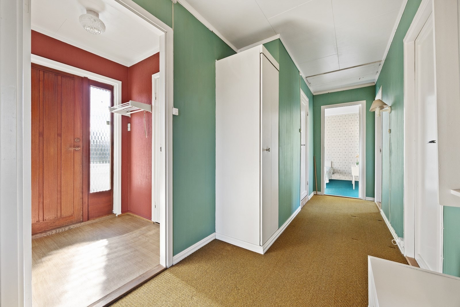 Det er gode oppbevaringsmuligheter i gangen, som også leder til soveromsavdelingen. Galleribilde