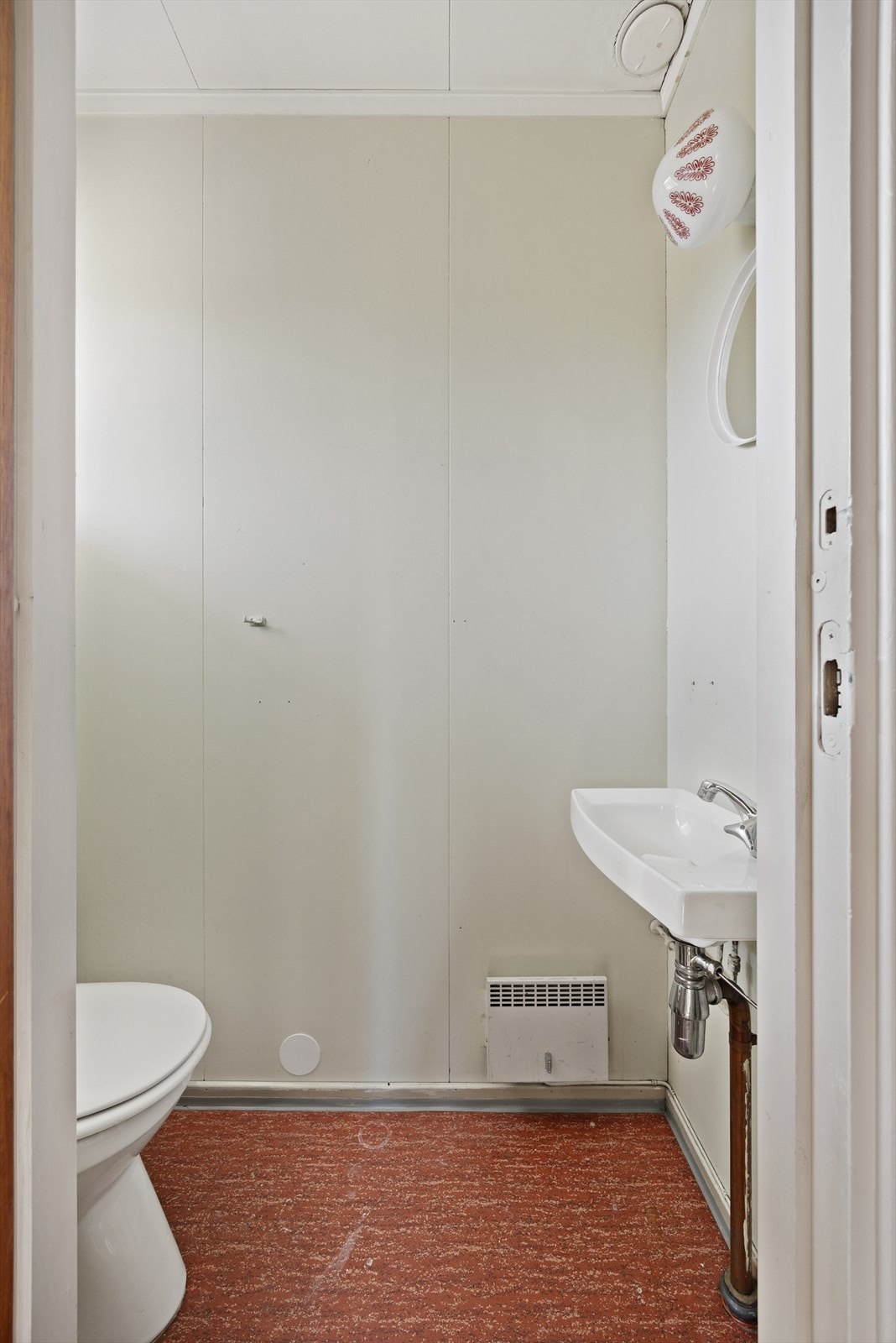 Boligen har et separat toalettrom i tillegg til badet. Galleribilde