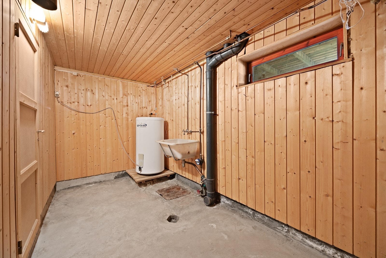 Praktisk kjellerrom med sluk i gulvet, skyllekum og plass til varmtvannstanken på 200 liter. Galleribilde