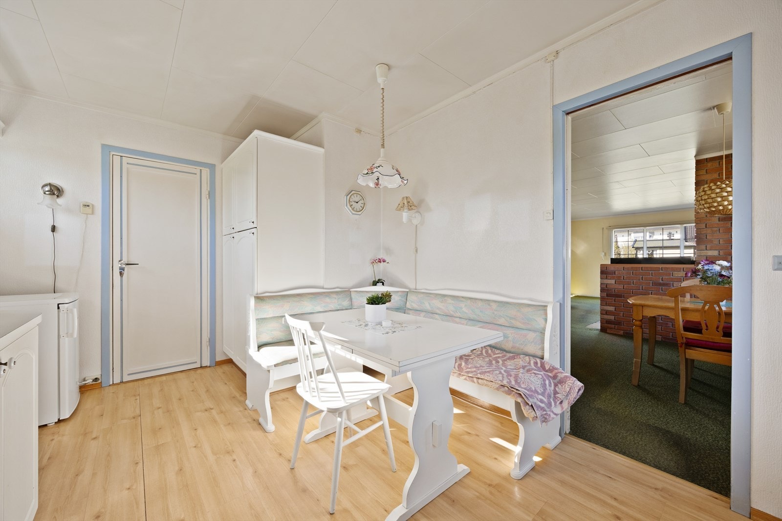 En praktisk skyvedør skiller kjøkkenet fra stuen og spisestuen. Galleribilde