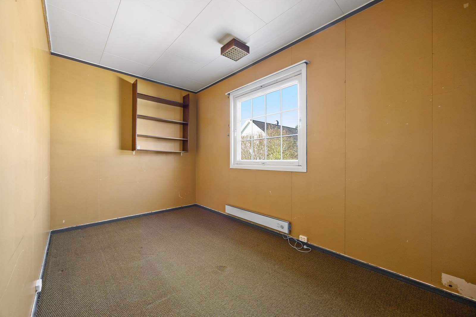 Et av soverommene, med plass til seng og oppbevaringsmøbler. Galleribilde