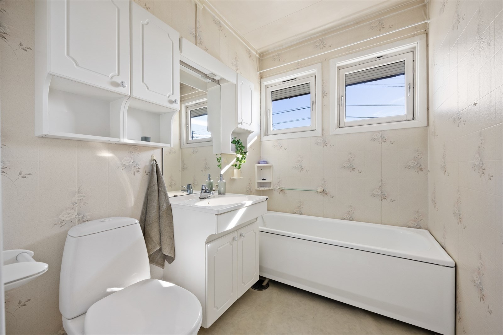 Badet er fra byggeåret og er utstyrt med servantinnredning, toalett og badekar. Galleribilde