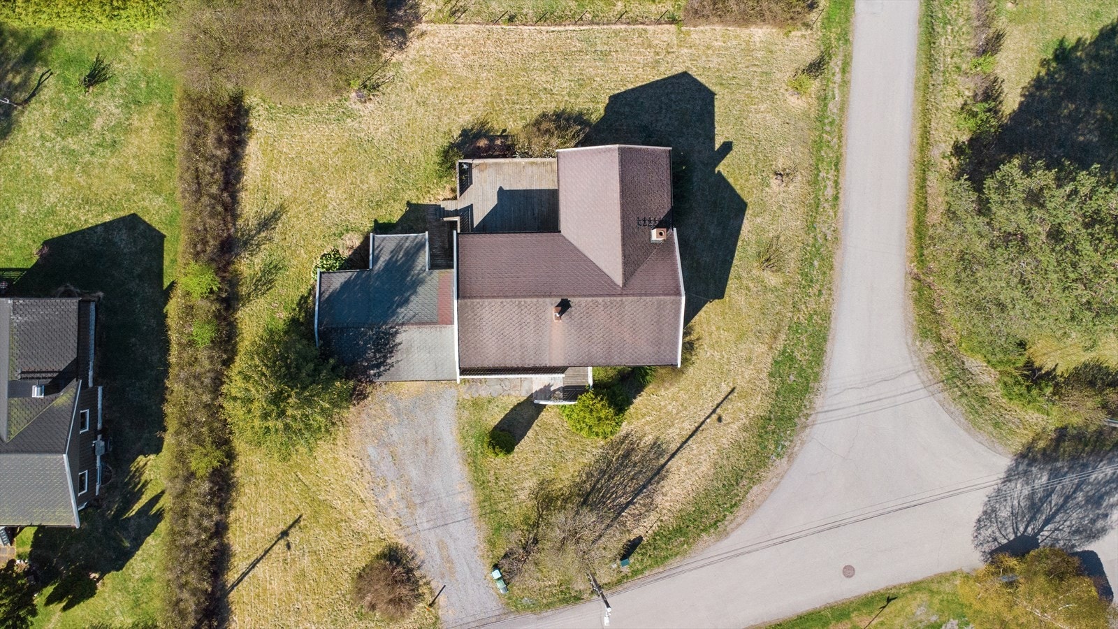 Oversiktsbilde som viser eiendommens plassering i terrenget. Galleribilde
