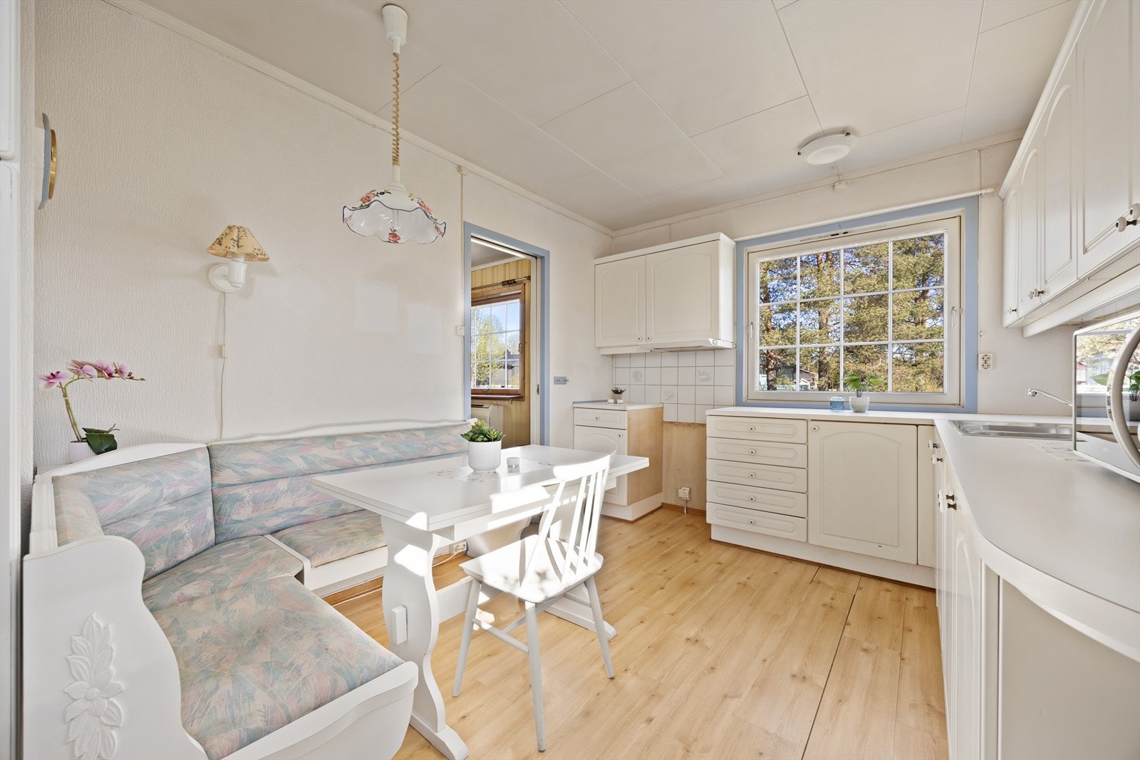 Eget kjøkkenrom med plass til frokostbord. Galleribilde