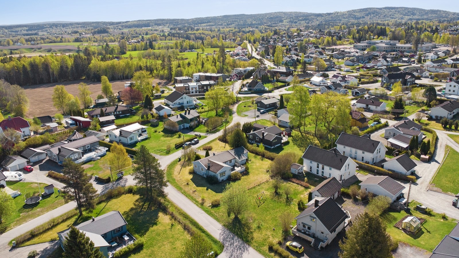Eiendommen ligger i et etablert og familievennlig boligområde på Råholt, med nærhet til skoler, barnehager og servicetilbud. Galleribilde