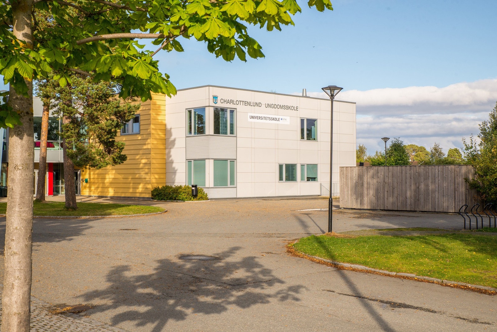Charlottenlund barne- og ungdomsskole ligger 800 meter unna. Galleribilde