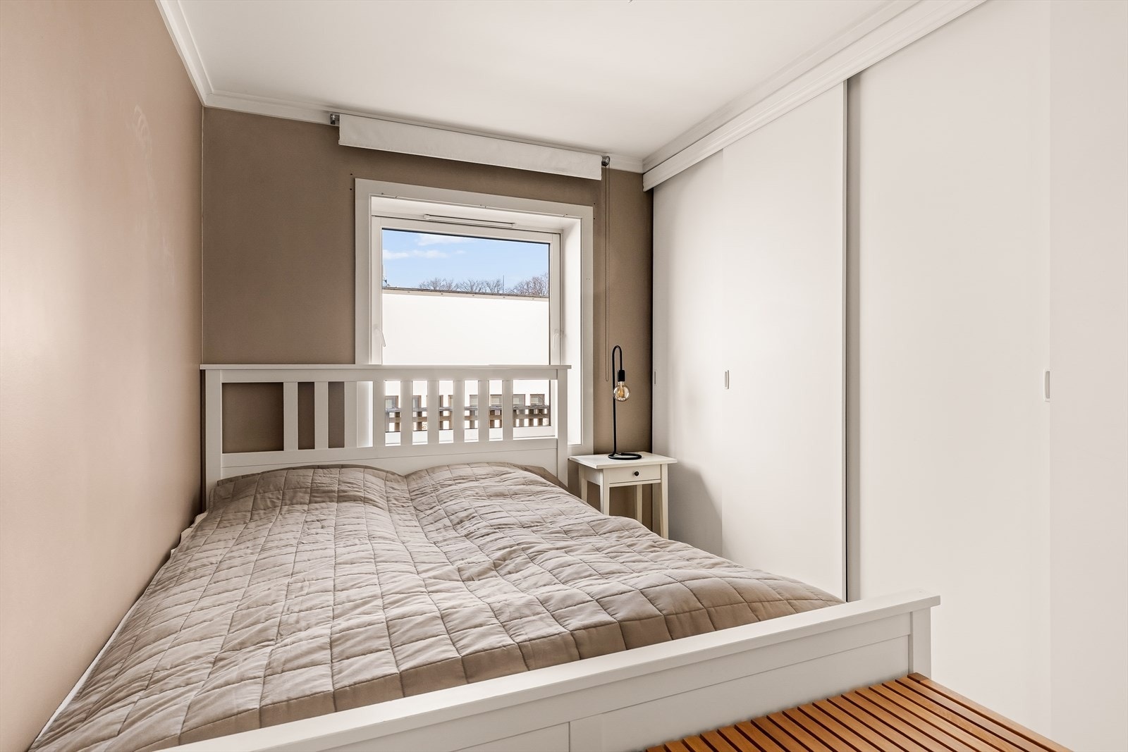 Hovedsoverommet har en stor skyvedørsgarderobe for effektiv oppbevaring. Galleribilde