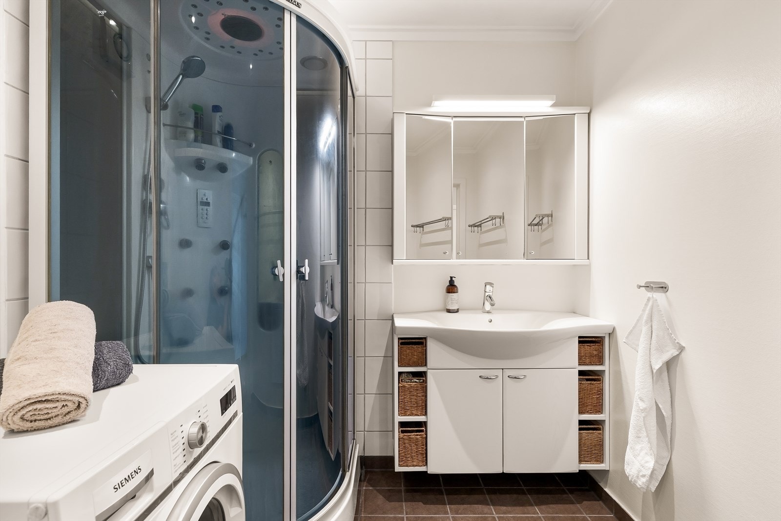 Badet ble renovert på 2000-tallet og har elektriske varmekabler i gulvet. Galleribilde