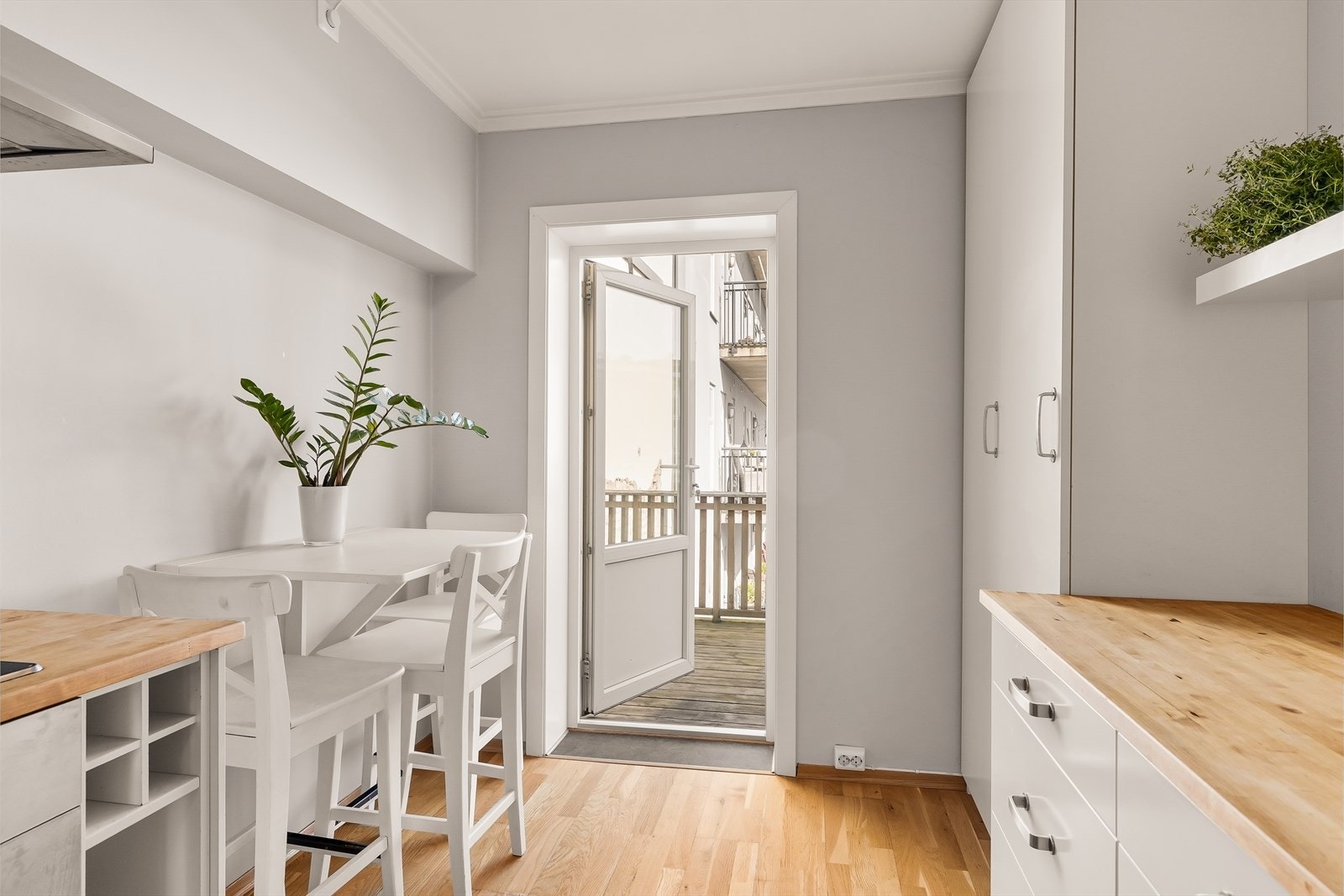 Fra kjøkkenet er det utgang til en romslig balkong på 14 m². Et privat uterom midt i byen. Galleribilde