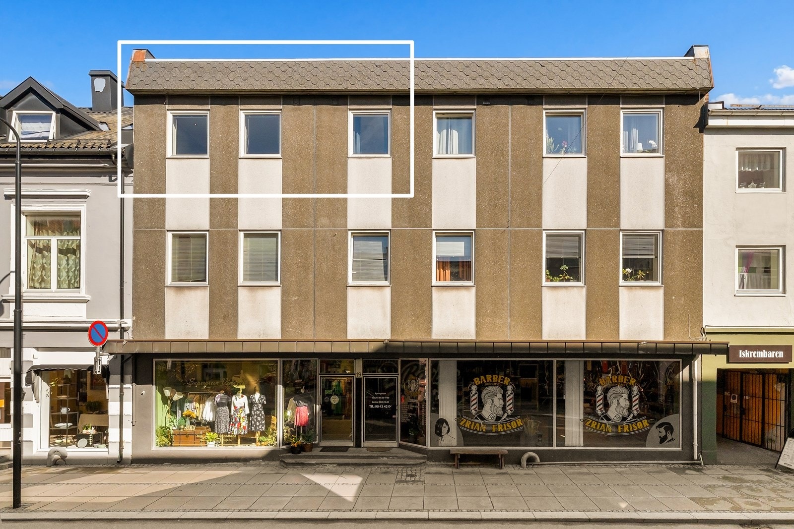 Leiligheten er beliggende i bygningens øverste etasje. Galleribilde