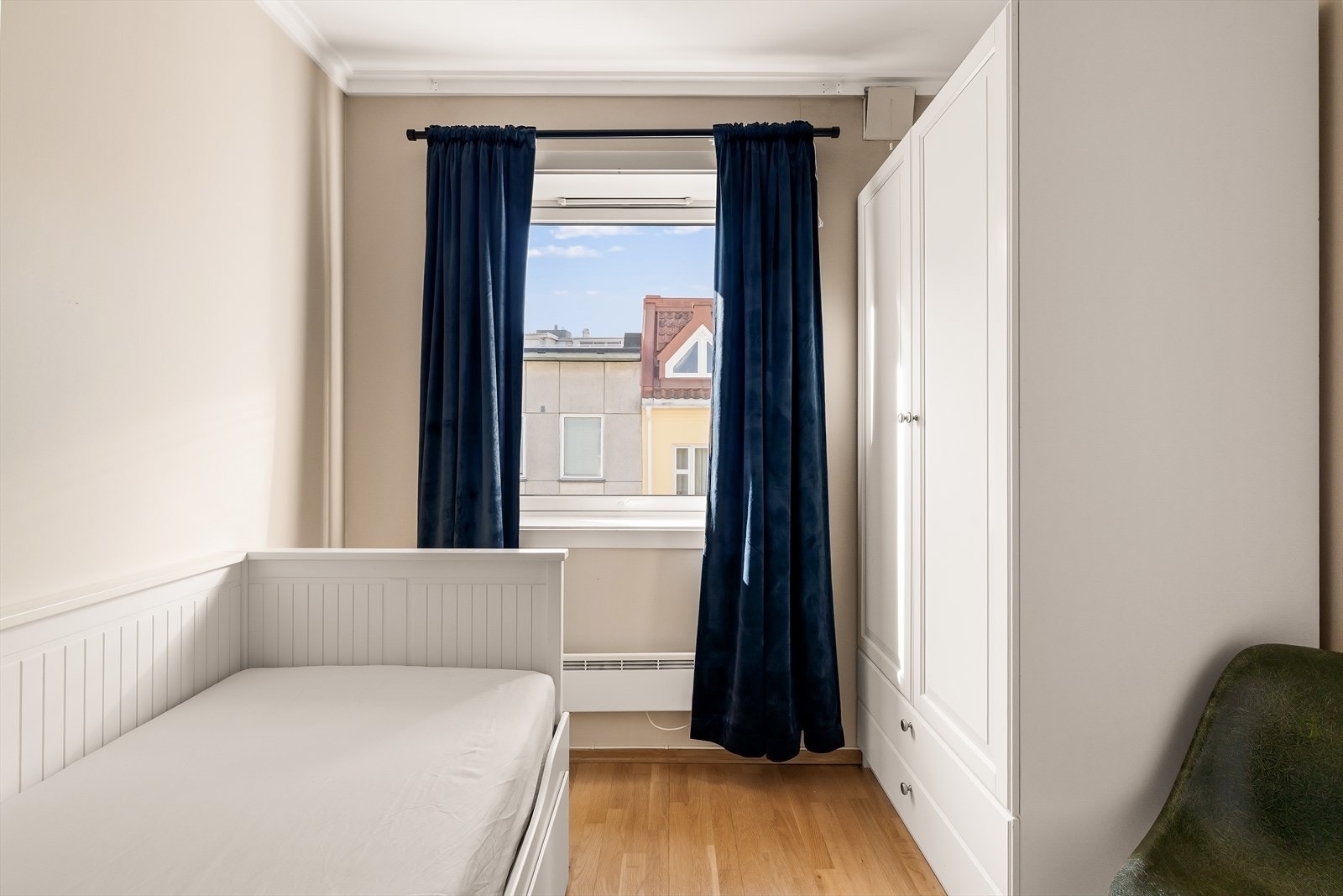 Det andre soverommet passer utmerket som barnerom, gjesterom eller kontor. Galleribilde