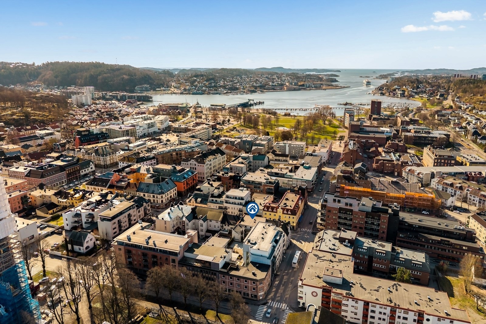 Utsikt over sentrum og fjorden fra nærområdet. Galleribilde