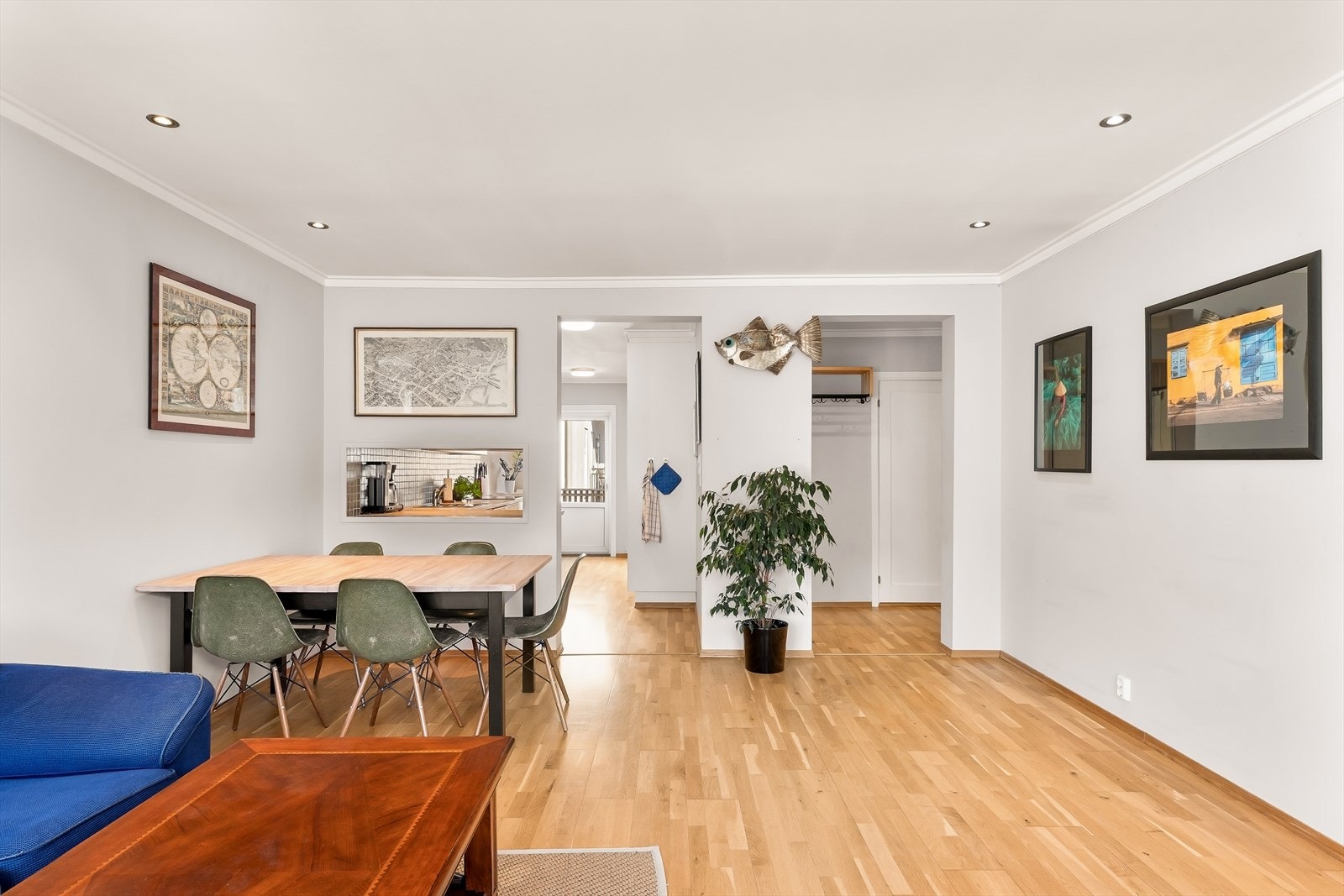 Downlights i taket gir en jevn og behagelig belysning i stuen. Galleribilde