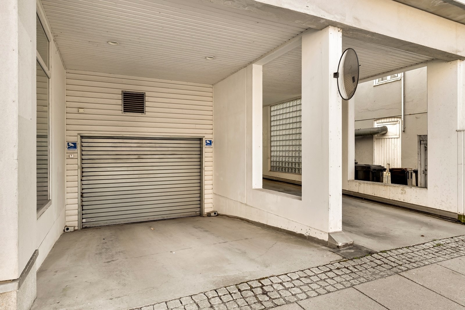 Innkjøring til bakgården. Galleribilde